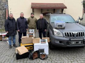 чоловіки, авто, пакунки