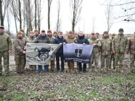 чоловіки, прапори