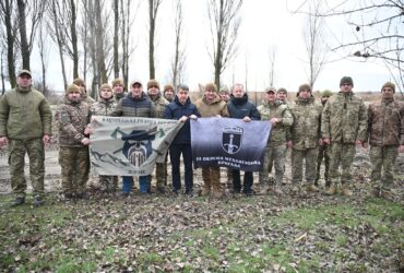 чоловіки, прапори