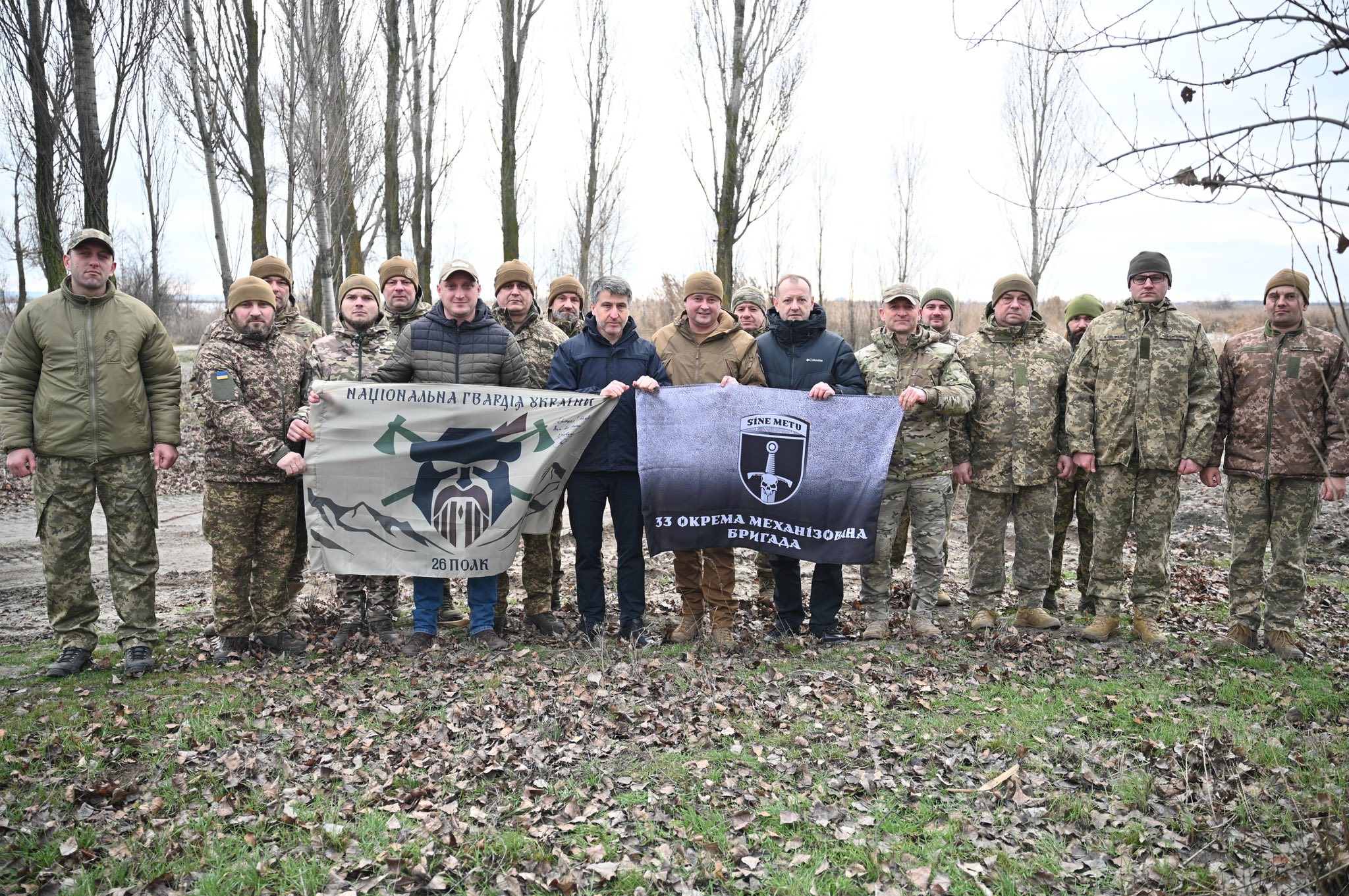 чоловіки, прапори