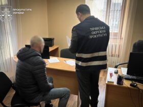 чоловіки, стіл