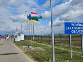 вказівник, дорога, прапори