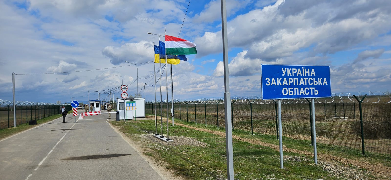 вказівник, дорога, прапори