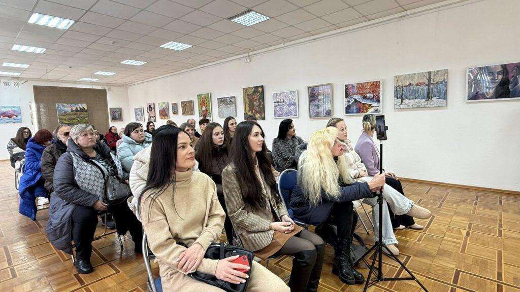 люди, приміщення, картини