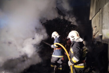 пожежники, дим