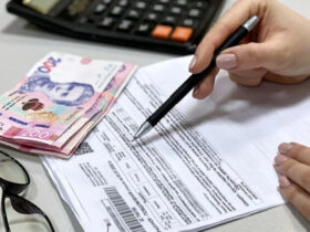 гроші, руки, окуляри