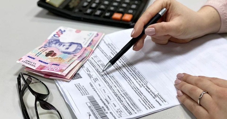 гроші, руки, окуляри