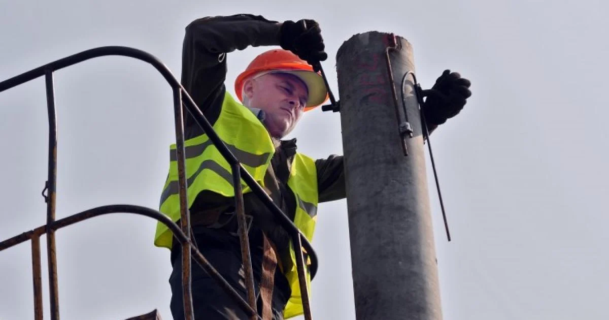 електрик, стовп