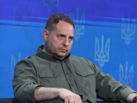 чоловік, сидить