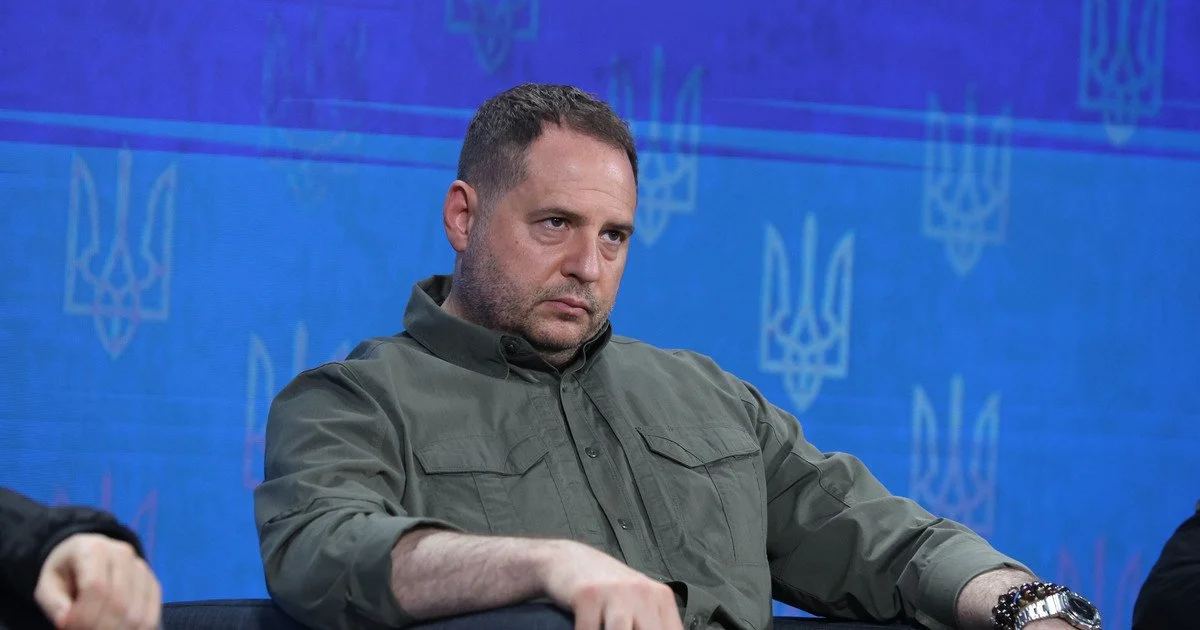 чоловік, сидить