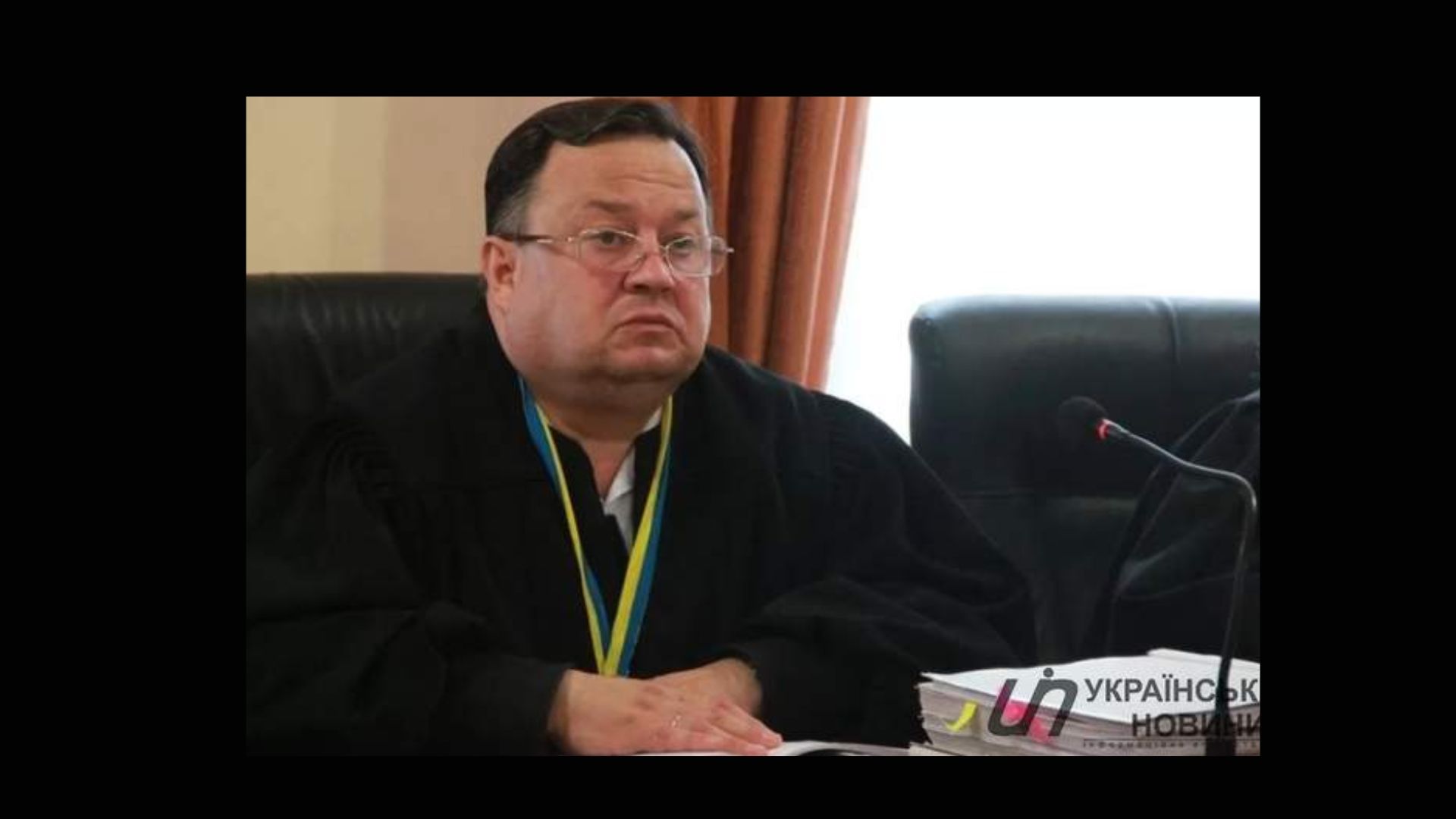 чоловік, вікно