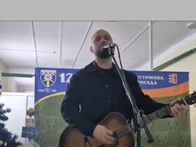 чоловік, гітара, мікрофон