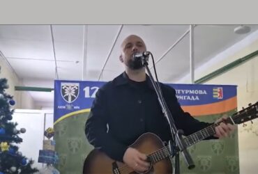 чоловік, гітара, мікрофон