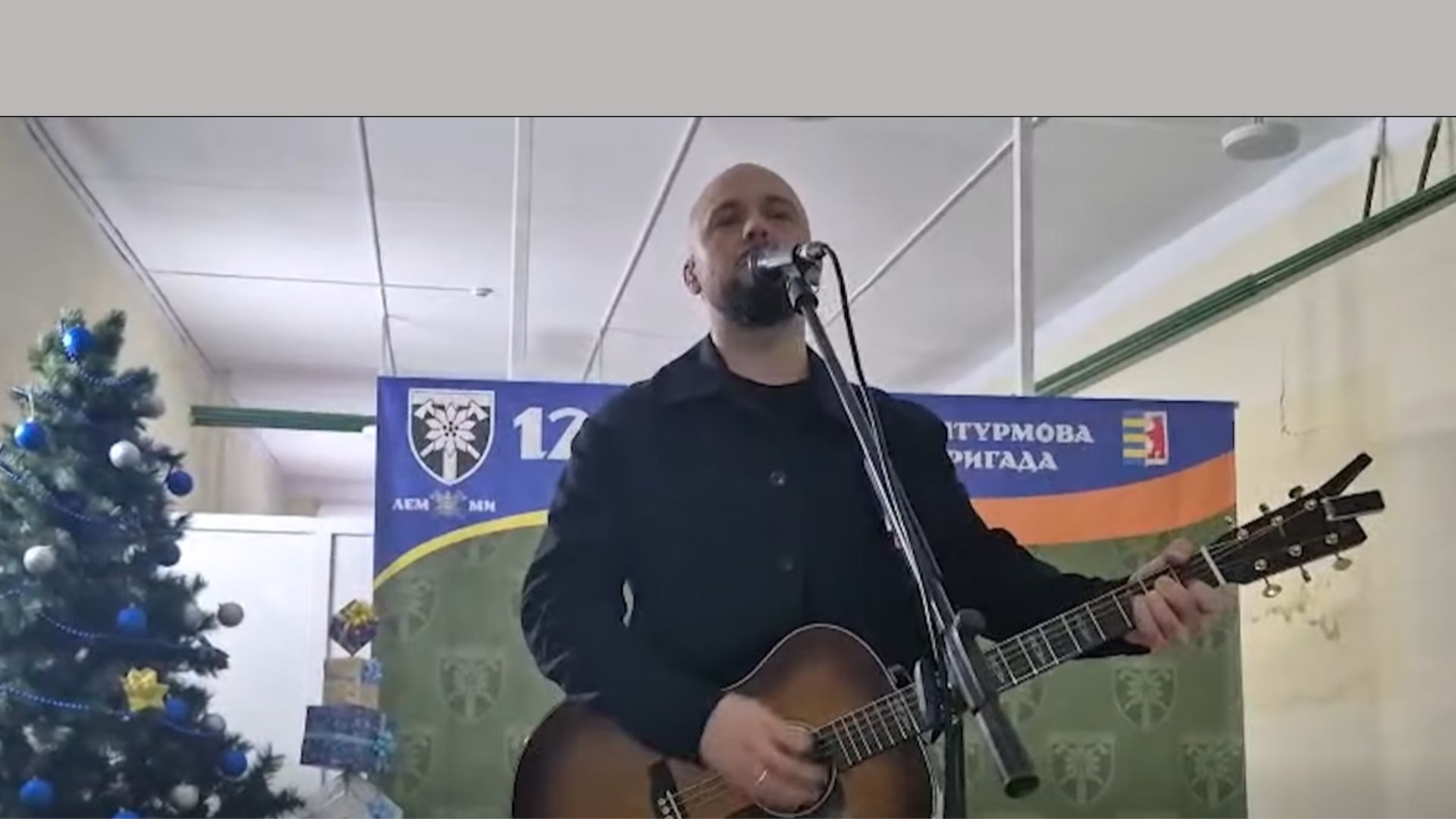 чоловік, гітара, мікрофон