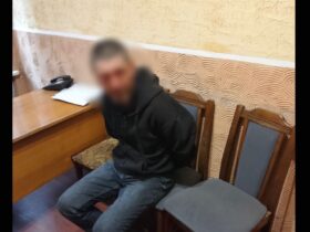 чоловік, стул, стіл