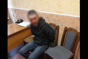 чоловік, стул, стіл