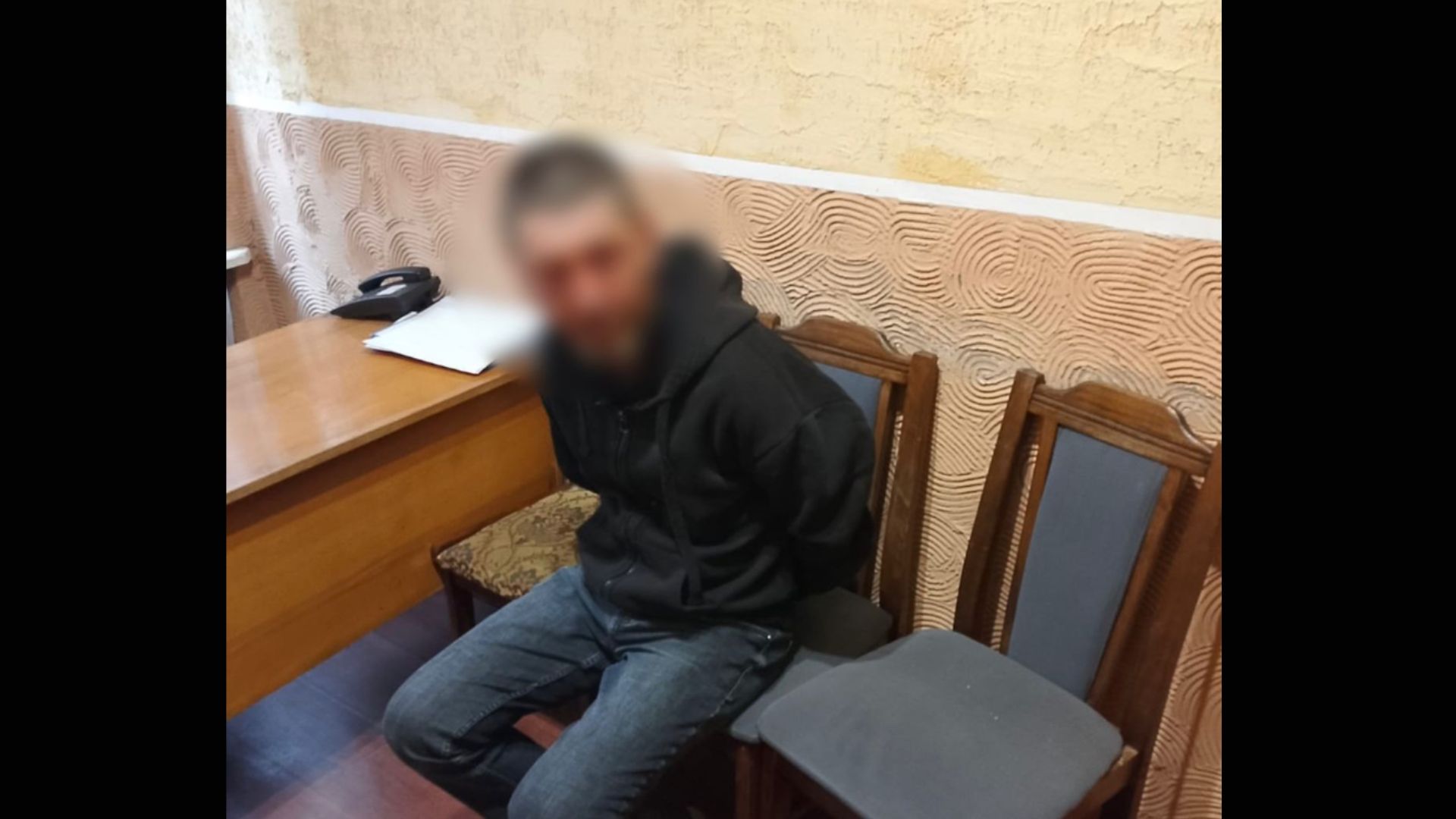 чоловік, стул, стіл