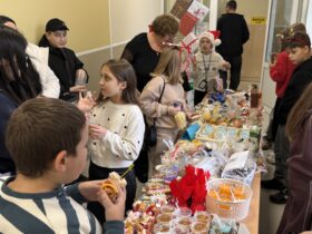 люди, стіл, смаколики