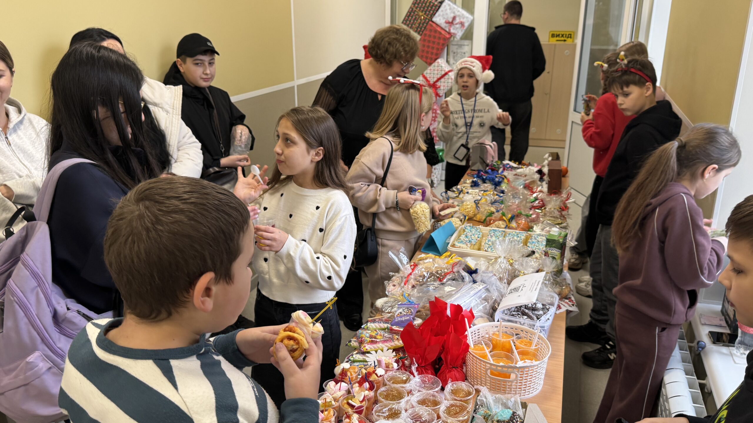 люди, стіл, смаколики