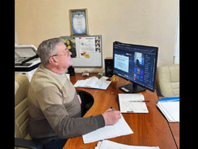 чоловік, комп'ютер, стіл