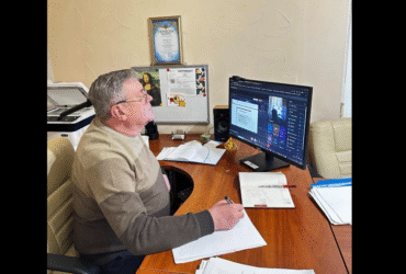 чоловік, комп'ютер, стіл