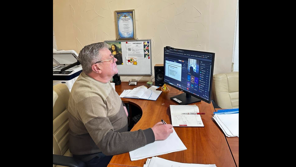 чоловік, комп'ютер, стіл