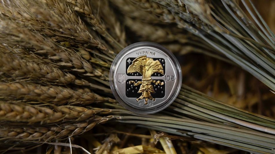 "Дух Різдва": Нацбанк випустив срібну монету із діамантом