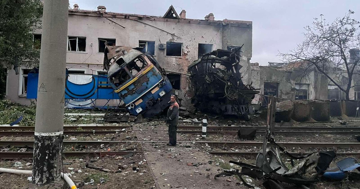 потяг, будинок руїни