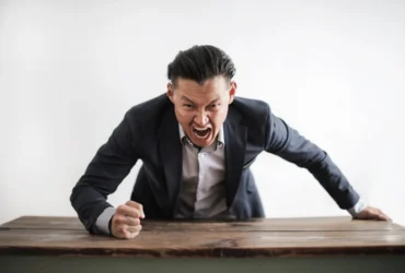 чоловік, стіл