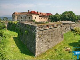 замок, небо трава