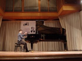 хлопець, сцена, рояль