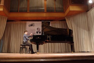 хлопець, сцена, рояль