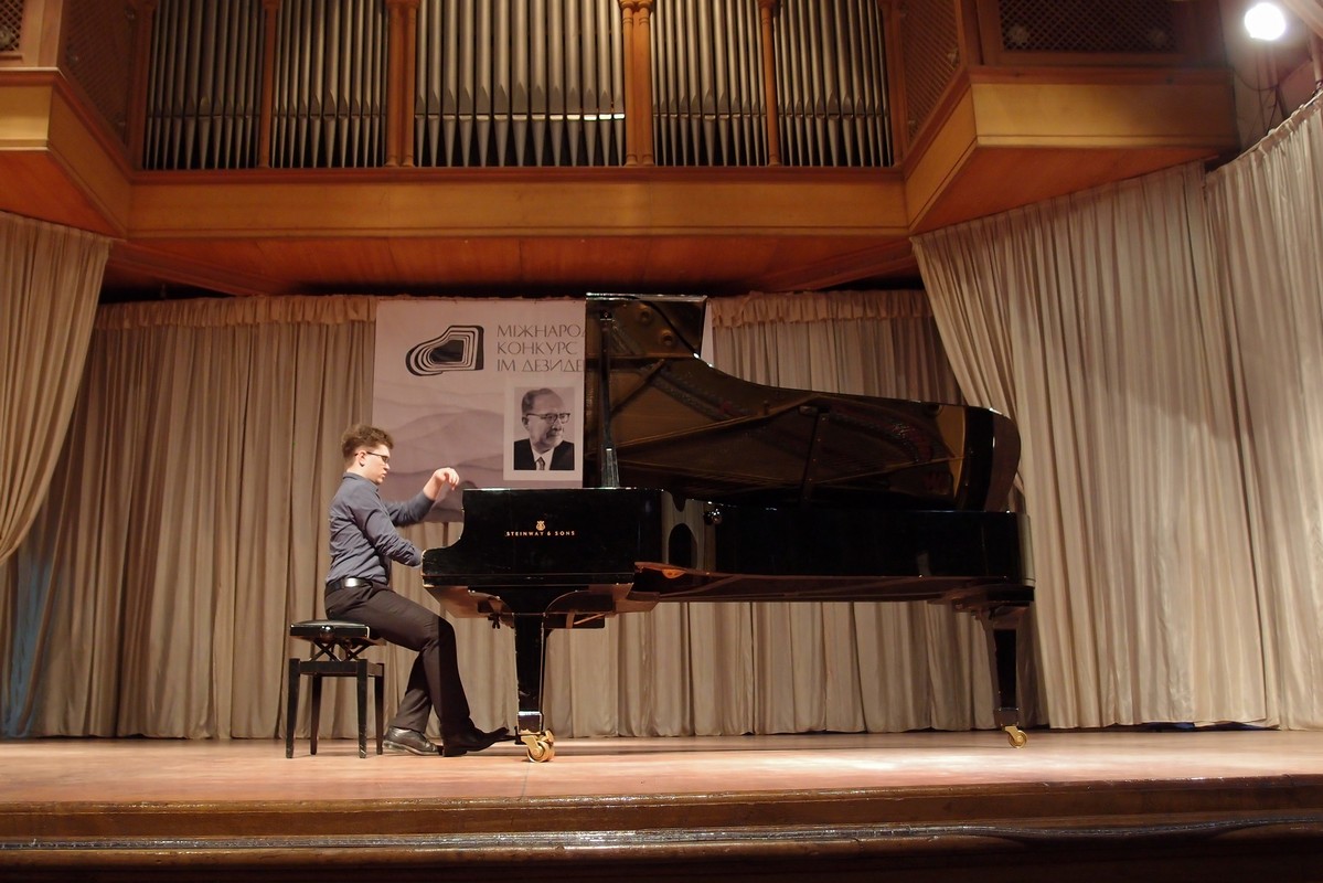 хлопець, сцена, рояль