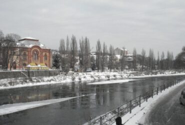 річка, сніг, будинки