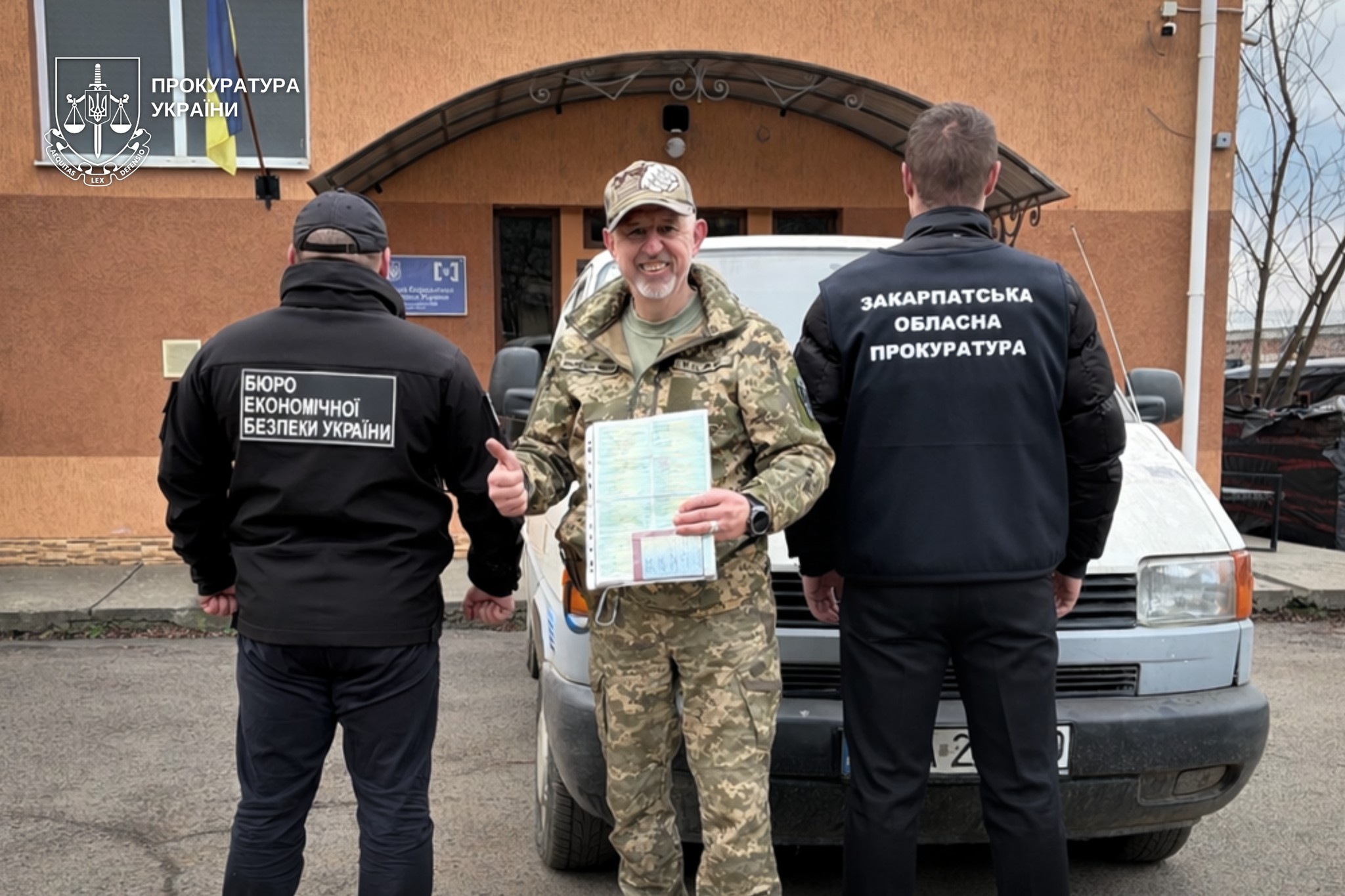 чоловіки, авто. будинок