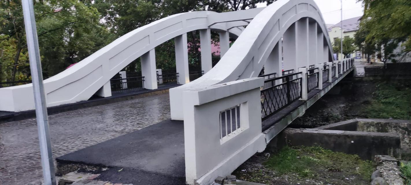 міст, дерева