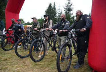 чоловіки, велосипеди, ялинки