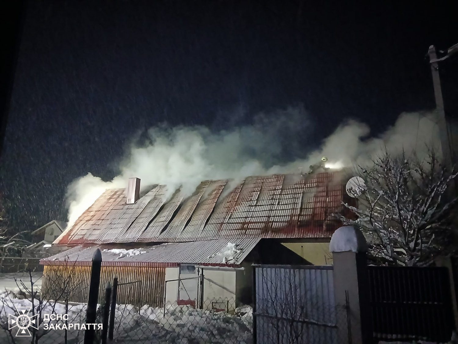 будинок, дим, ніч