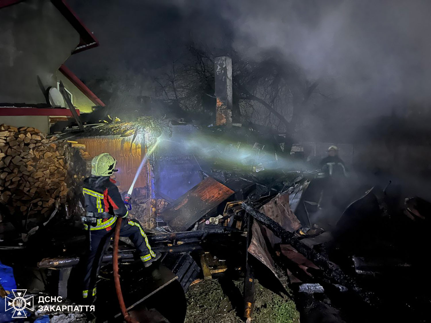 пожежники, дим, будівля