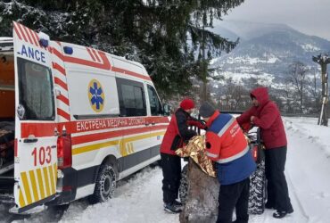 медики, авто, ялинка, сніг