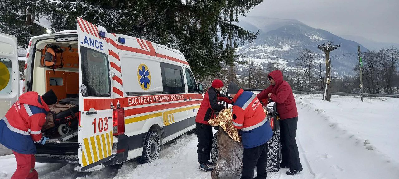 медики, авто, ялинка, сніг