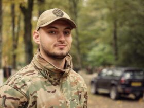 чоловік, авто, ліс