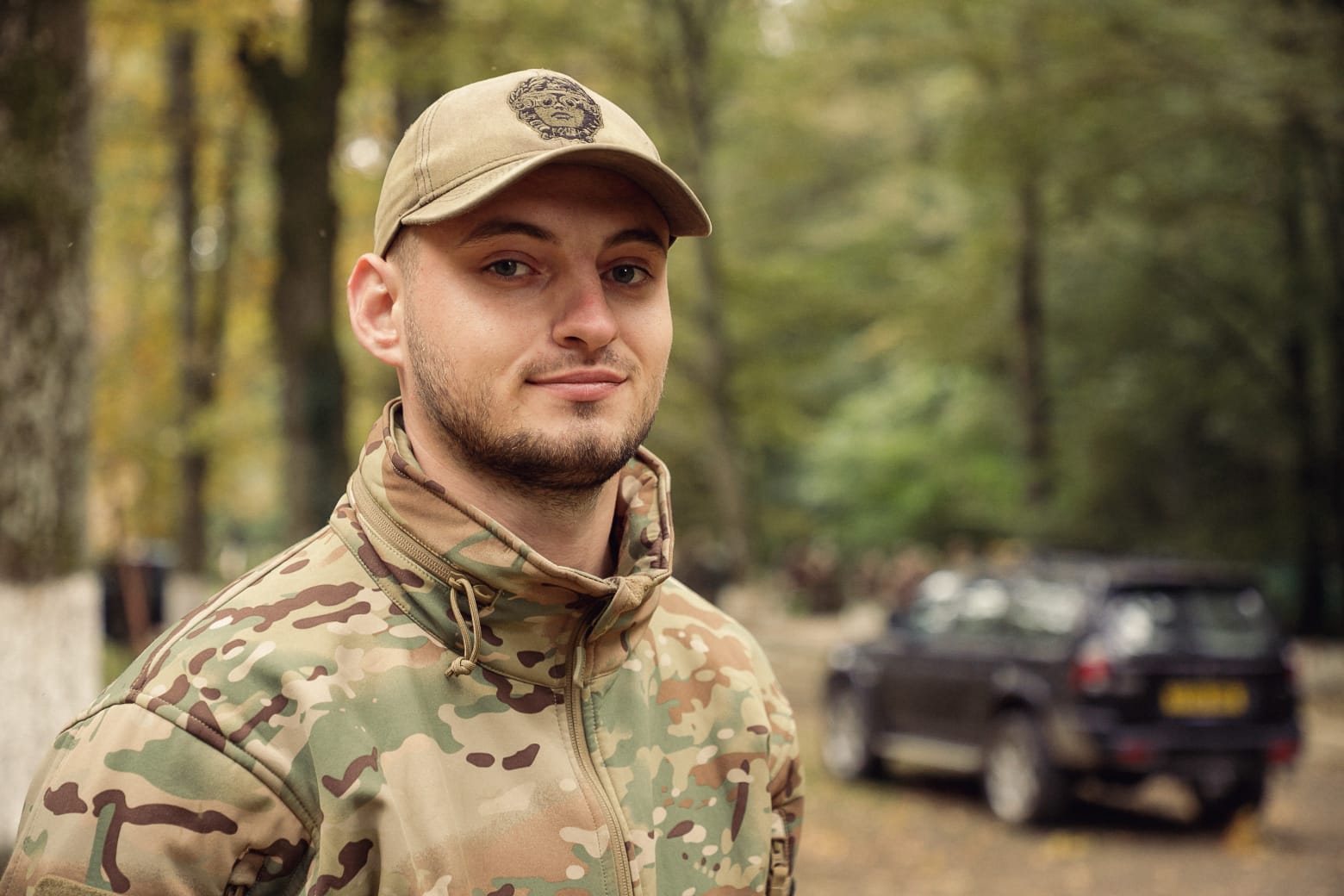 чоловік, авто, ліс