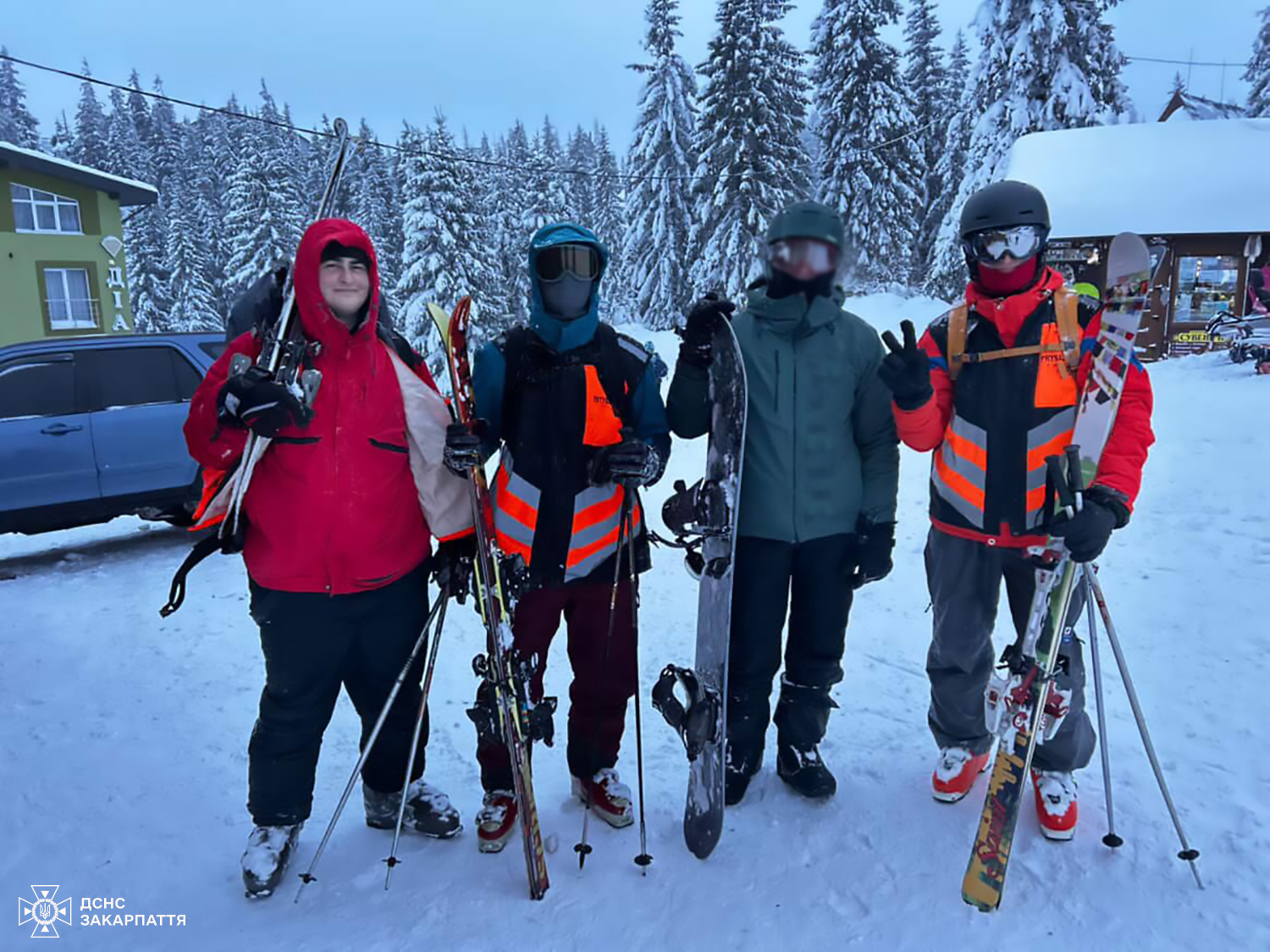 рятувальники, сніг, ліс
