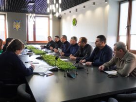 люди, кабінет, стіл