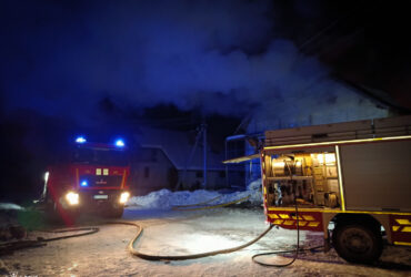 ніч, дим, машини