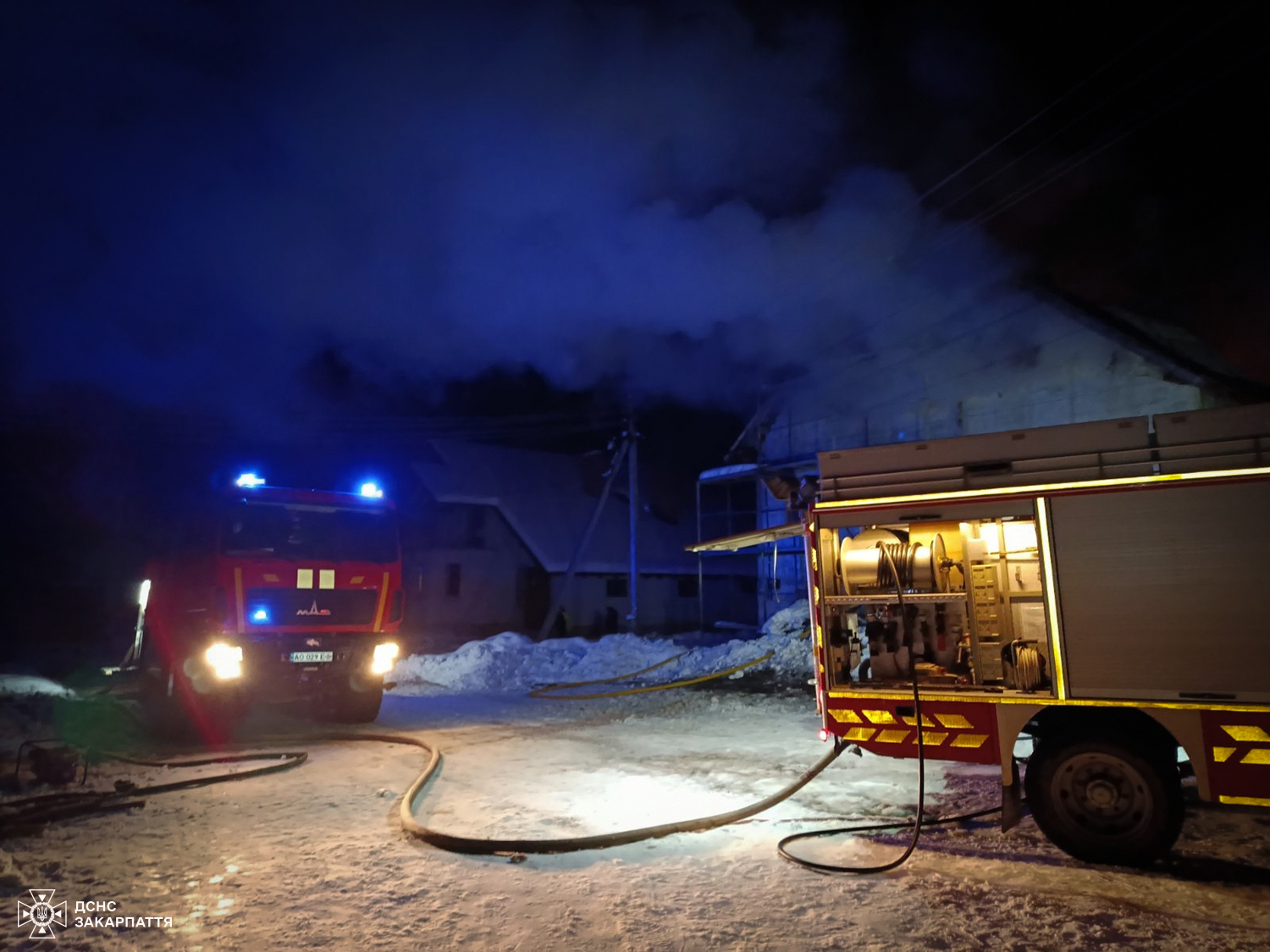 ніч, дим, машини