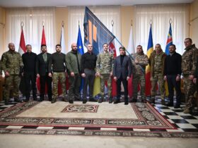 чоловіки, кабінет, прапор