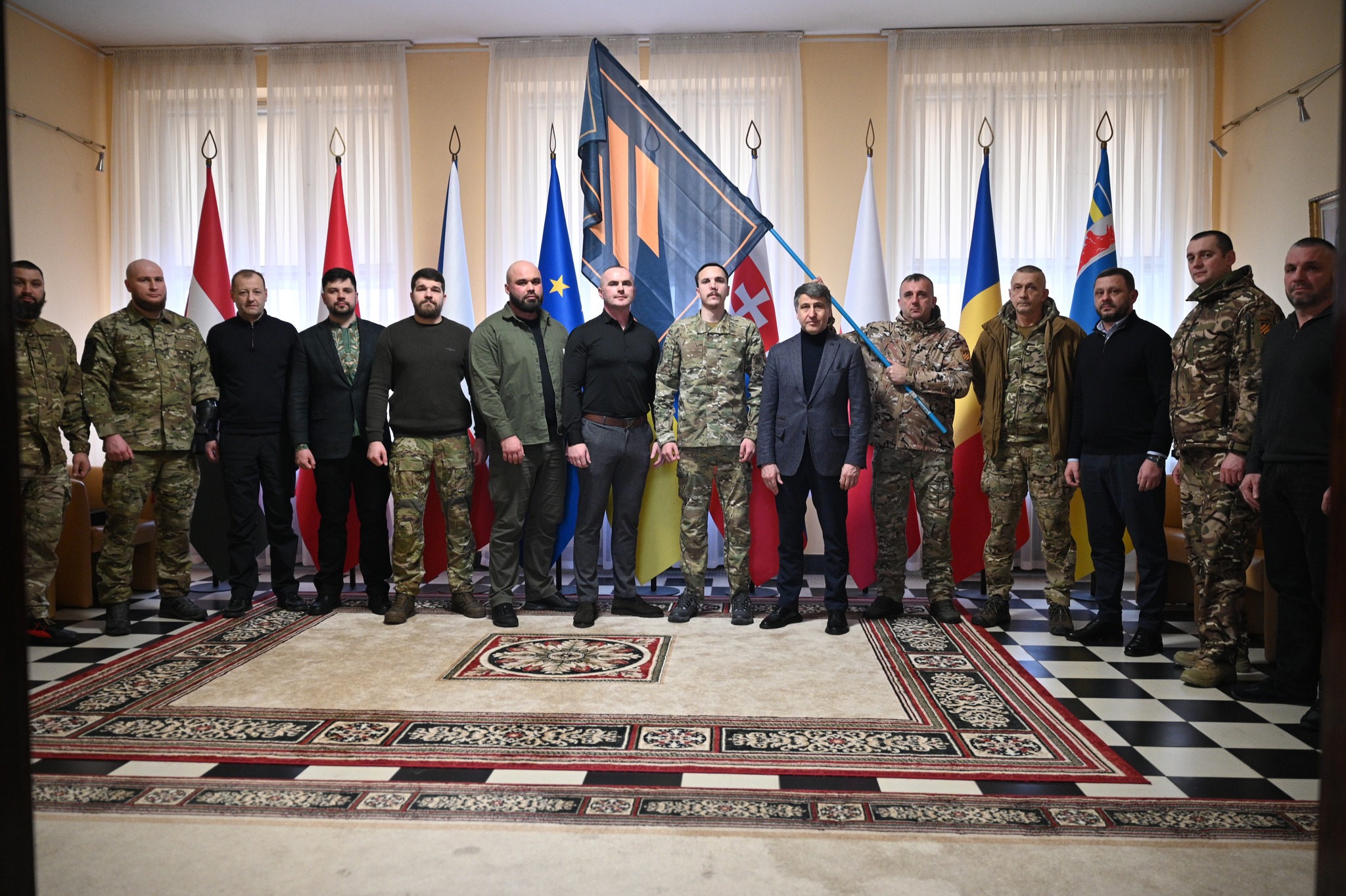 чоловіки, кабінет, прапор