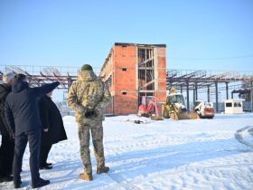 люди, будівля, сніг